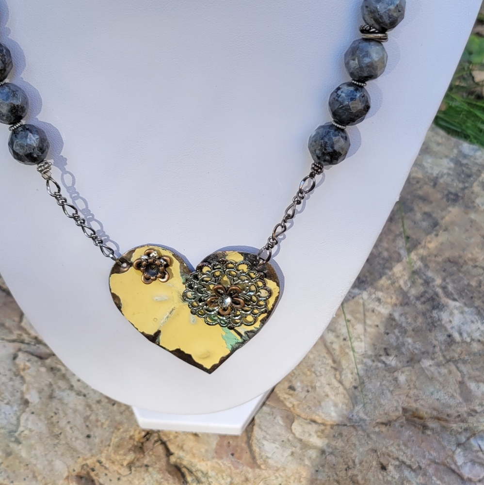 💜HOST PICK💜~🌺EUC~ Shabby Chic Heart Necklace - Picture 3 of 10